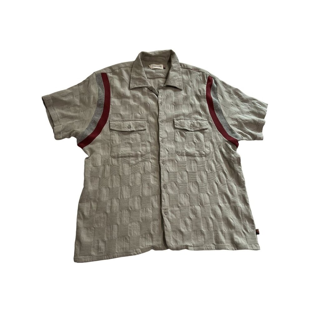 Casual Short-Sleeve Button-Down Shirt in Light Gray with Burgundy Accents